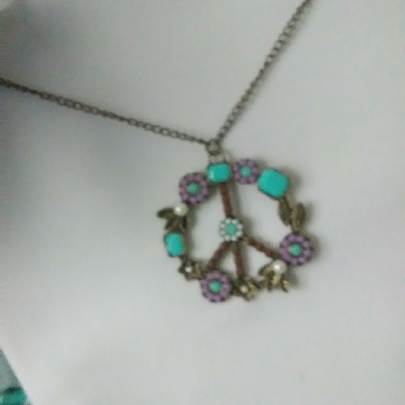 Jewelry - Very unique peace sign necklace